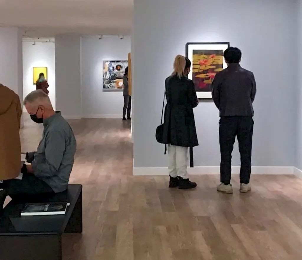 艺术与文化 2 art gallery with people looking at paintings