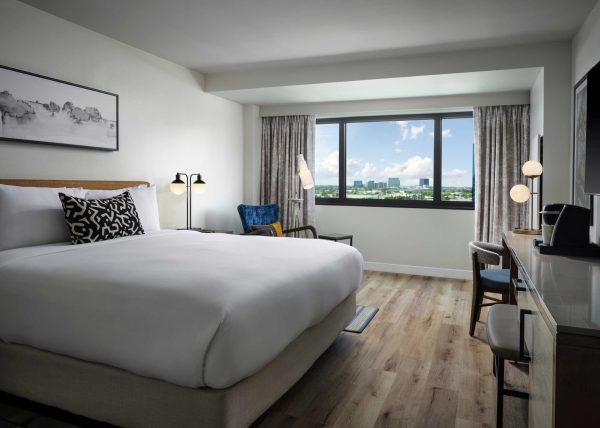 deluxe king room at sonesta irvine