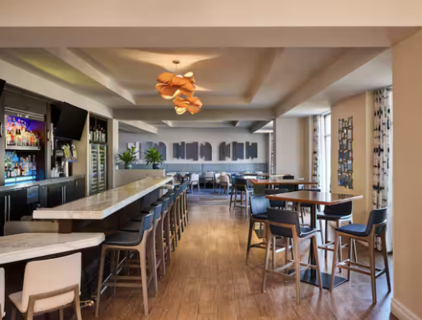 doubletree spectrum restaurant and bar area