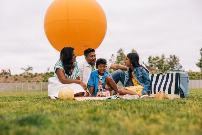 儿童友好 13 family on a picnic at great park irvine with orange balloon in background