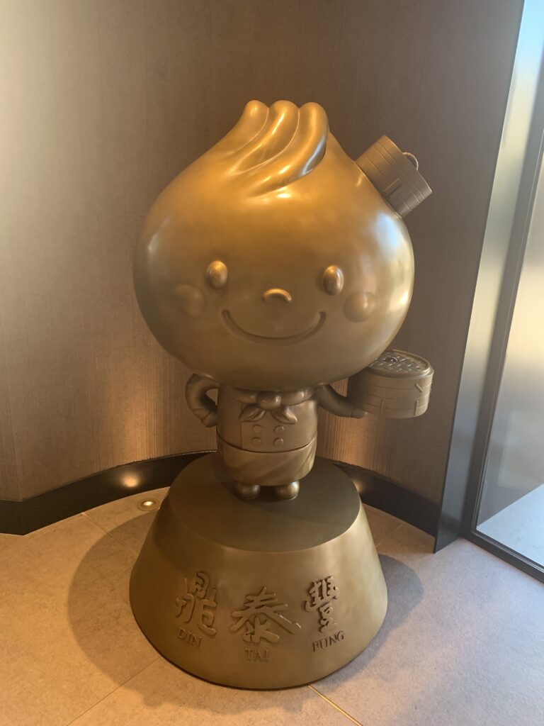 golden statue at din tai fung